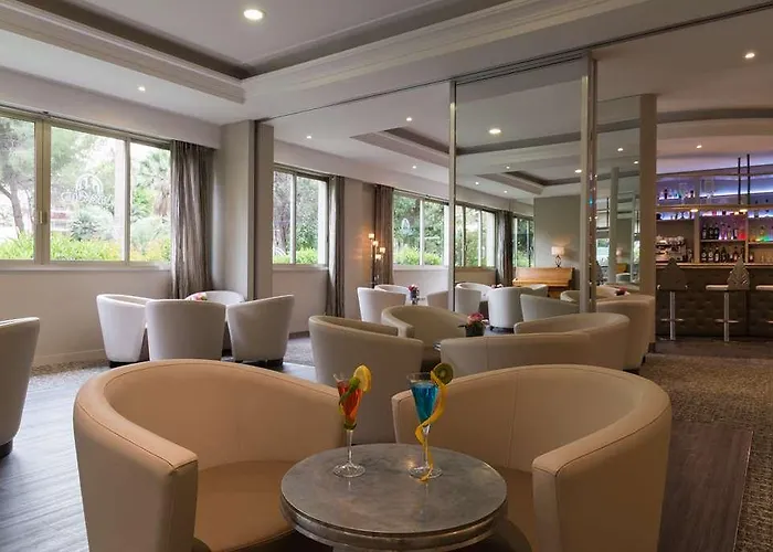 Og Antibes Les Strelitzias Otel *